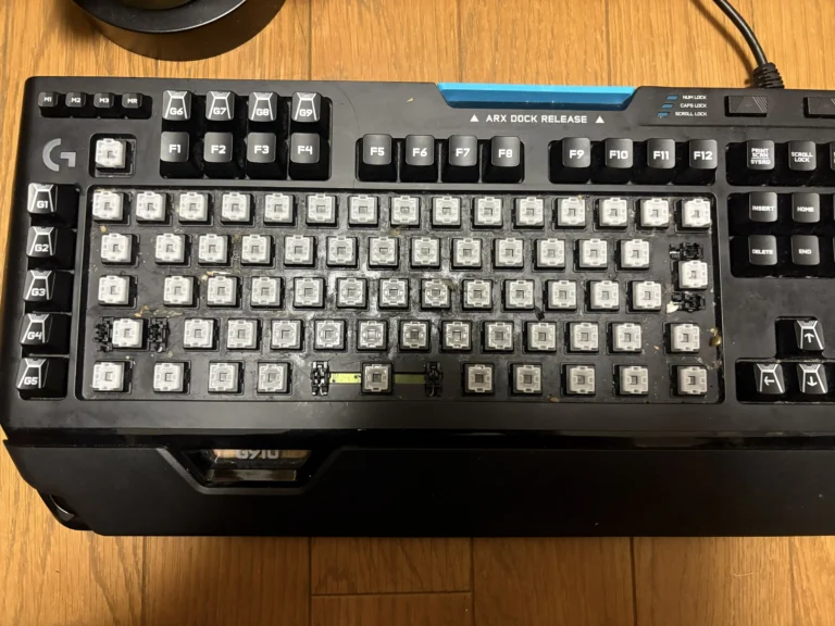 掃除前のキーキャップを外したキーボードの写真