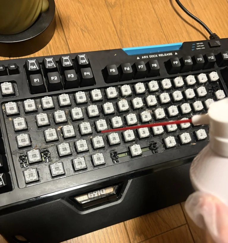 エアダスターでキーボードの汚れを取る写真